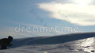 冬天的游客一起工作，一起走过雪，克服困难。 三个登山运动员爬上绳子