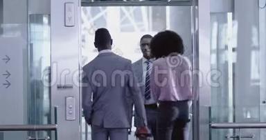 商务人员在现代化办公室<strong>乘坐电梯</strong>4K