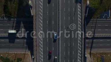 无人驾驶车行驶在公路桥上。 高速公路天桥上的<strong>车流</strong>量