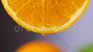 橘子汁缓慢地从橘子切片中滴下，为饮<strong>食补</strong>充水果