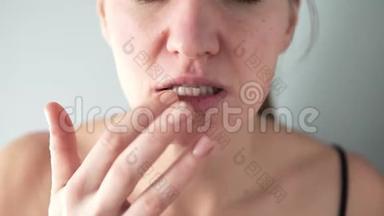 一个女人用保湿硅胶唇面膜敷脸