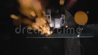 关闭火花细节，工业工人使用角磨机和切割钢。 火花在镜头中直接飞行