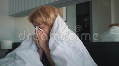 一个感冒的女人，感觉不好，吹进鼻子里，裹着一条白色的毯子。 医生`<strong>医疗帮助</strong>