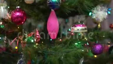 <strong>装饰</strong>圣诞树特写。 圣诞节假期。 圣诞<strong>树上装饰</strong>着圣诞玩具和灯。