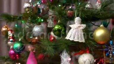 <strong>装饰圣诞树</strong>特写。 圣诞节假期。 <strong>圣诞树</strong>上<strong>装饰</strong>着圣诞玩具和灯。