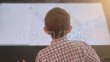 儿童正在使用触摸屏互动信息站