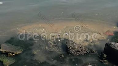 海浪冲刷垃圾污染海滩的岩石海岸线