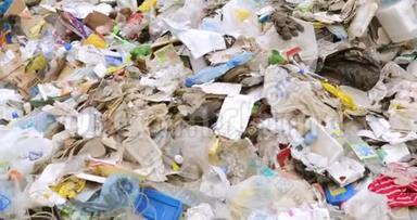 不同的塑料和纸垃圾的文件进行分类和回收。