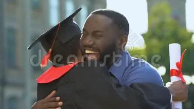 大学<strong>毕业典礼</strong>结束后，黑人父子拥抱