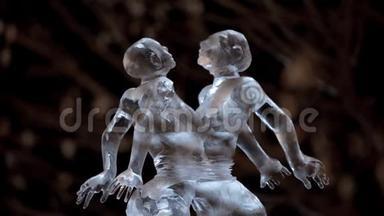 冰雕在俄罗斯的爱情概念。 冰城的雕塑。 夜晚的透明雕塑
