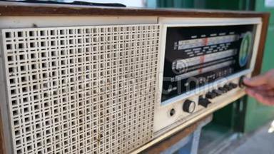 无线电<strong>拨号</strong>，搜索电台。 以前的苏联电台。 旧的老式收音机是通过转动一个<strong>拨号</strong>调的。 女人`手