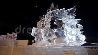<strong>冰雪节</strong>中手风琴的雪雕。 俄罗斯的冰雕。 冰城的雕塑