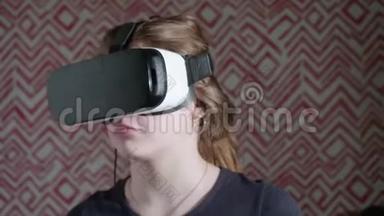 戴<strong>VR</strong>眼镜的白种人女孩试<strong>图</strong>统治