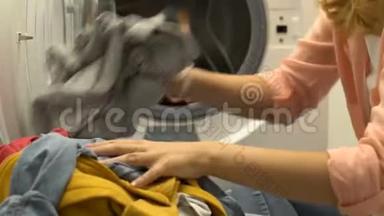 妇女整理衣物，<strong>放入</strong>洗衣机，每日家务