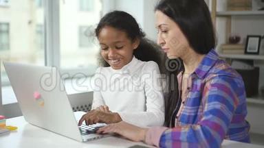 一个中等水平的黑人女孩在家中与<strong>中学</strong>的一名教师交谈，帮助她学习