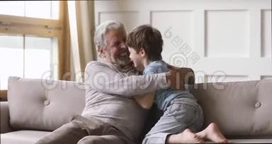 快乐的<strong>老爷爷</strong>和可爱的孙子在家玩