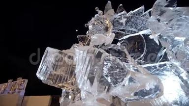 冰雪节中手风琴的雪雕。 俄罗斯的冰雕。 冰城的雕塑