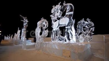 森林里鹿的冰雕.. 俄罗斯的冰雕。 冰城的雕塑。 透明雕塑
