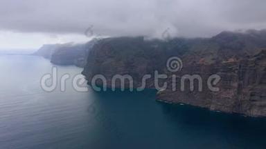在西班牙<strong>加</strong>那利群岛的特内里费阴云上的LosGigantes悬崖鸟瞰。 <strong>加</strong>速<strong>视频</strong>
