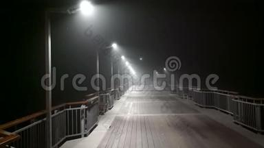 保加利亚波莫里码头夜间小雨