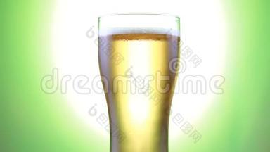 在装有水滴的玻璃杯里放淡啤酒。 快来点啤酒。 轮调