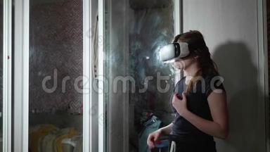 白种人女孩在VR眼镜。 在镜子前的后视图。