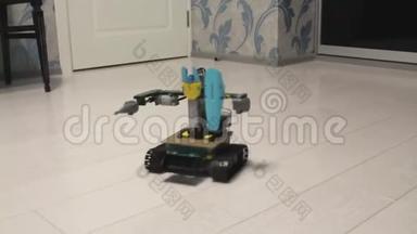 一个由设计师制作的机器人在公寓的地板上驾驶。