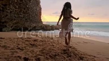 日落时在浅水中<strong>奔跑</strong>的女孩。 一个穿着白色连衣裙的女孩正在海边的水边<strong>奔跑</strong>。 我很高兴