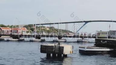 美丽的景色移动浮舟艾玛女王大桥横跨圣安娜湾。