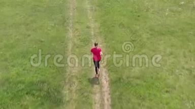 运动少年在草地上奔跑，空中镜头