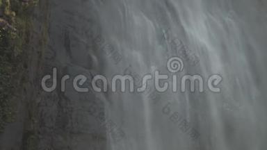 巨大的瀑布环绕着悬崖，瀑布带着水雾
