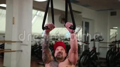 美丽的，<strong>肌肉</strong>发达的运动男子收紧在悬挂的绳索，增加<strong>肌肉</strong>。