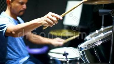年轻鼓手在鼓场演奏，人手在音乐室演奏鼓包，乐器和娱乐理念