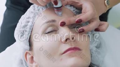 特写美容医生用水剥离装置在病人脸上做手术，动作缓慢
