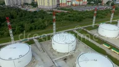大型炼油厂设施的空中景观，有油罐车、油罐。 用于工业媒体的使用。 从天上带走的