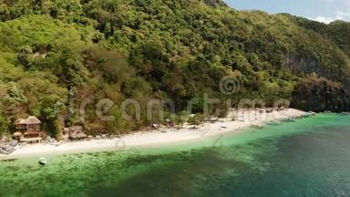 带沙滩的热带岛屿。 埃尔尼多，菲律宾。 有白色海滩和珊瑚的热带岛屿的海岸