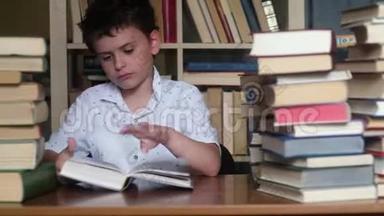 这个男孩在一堆书中读着一本厚厚的书和<strong>思念</strong>。
