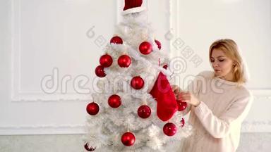 圣诞快乐，新年快乐。 冬天快乐的女人装饰圣诞树。 冬天的情绪。