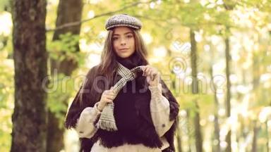 快乐的女孩在秋天散步。 秋天的户外肖像，美丽的快乐女孩走在公园或森林里，穿着温暖的针织