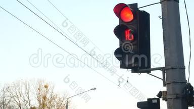 在十字路口，红绿灯从红到绿