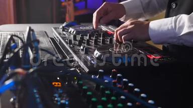关闭手的DJ播放音乐混合和刮擦转盘音乐设备。 专业音乐设备