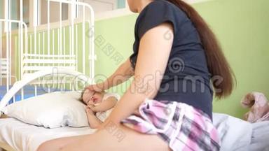 孩子生病了，妈妈怜悯孩子。 带着<strong>体温计</strong>躺在床上的生病的孩子。 母亲旁边有一个生病的女儿，孩子有一个