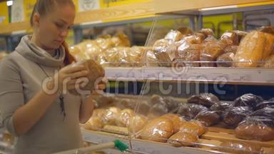 生活方式的女人在超市里选择面包