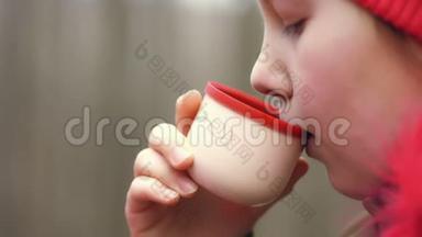特写，在春林中，少年少女从保温瓶里喝茶.. 旅行女郎用热水杯倒茶