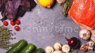 调味百里香、和樱桃番茄在灰色背景下搭配蔬菜和鱼