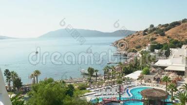 海山地平线景观.. 度假酒店的游泳池。 海边带蓝色游泳池的豪华酒店