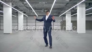 戴着<strong>VR</strong>眼镜的人正在打开一扇虚拟的门，试<strong>图</strong>走路