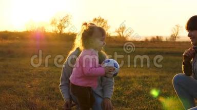 快乐的小宝贝和小朋友和妈妈一起玩球.. 一家人和小孩一起玩`孩子的足球