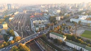基辅中央铁路车站铁路枢纽的空中全景。 城市高速公路交通全景