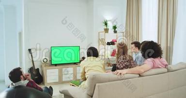 <strong>电视</strong>上的绿色<strong>屏</strong>幕，一<strong>大</strong>群朋友在沙发上，在一个宽敞的客厅里看<strong>电视</strong>上的东西，多种多样